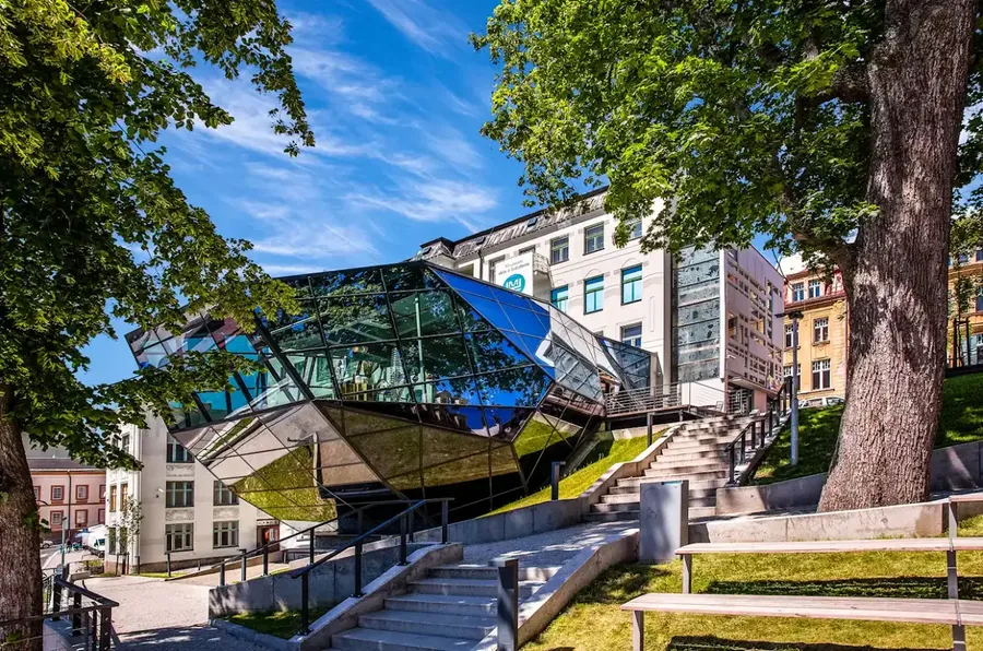 Expozice skleněných a bižuterních výrobků v jabloneckém muzeu